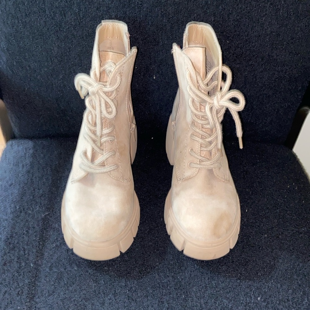 Universal thread boots
